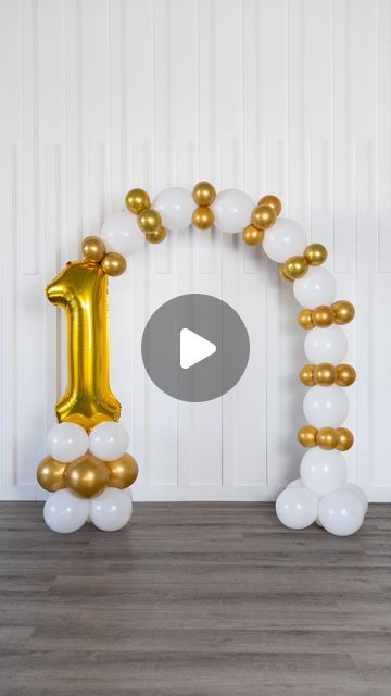 House of Party on Instagram: "Ready to create a simple balloon arch?  First, take four 12-inch white balloons and combine them into a cluster. To keep it stable, add one balloon filled with water.  Next, add a cluster of four gold balloons to the white ones by connecting their tails. Then, add another cluster of white balloons. Separately, take another cluster of four 12-inch white balloons and add a water-filled balloon for stability.  Inflate eight white linking balloons and connect them to each other and to the white cluster. Now, let’s add some details! Attach a foil number balloon to the first clusters. The best way to do this is by using a 260 balloon.  Secure the foil number to the other side of the linking balloon. To finish, add small clusters of four 5-inch gold balloons to each Balloon 2 Number, Number One With Balloons, Small House Birthday Party Ideas, Balloon Arch Small, Balloon Arch Simple, Number Balloons Decoration, Simple First Birthday Decorations, Arch For Balloons, Ballon Numbers