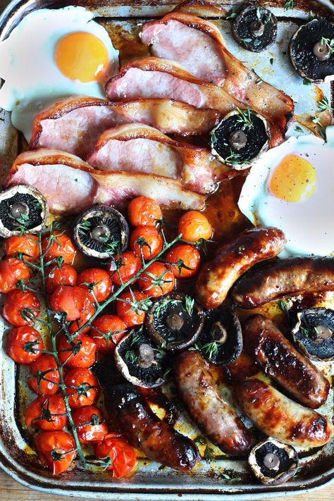 This traybake breakfast recipe is one of our go to when it comes to weekend brunches. If you want to do a proper Full English breakfast but you’re feeding the masses, this traybake breakfast recipe is ideal. It makes it super easy to cook your breakfast for lots of people, without having to balance a million pots and pans. #breakfast #brunch #breakfastrecipe #breakfastidea #brunchrecipe #brunchidea #sausages #bacon #fullenglish English Breakfast Sausage, Proper English Breakfast, Brunch Recipe Ideas, Full English Breakfast, Full Breakfast, Brunch Recipe, English Breakfast, British Food, Bacon Recipes