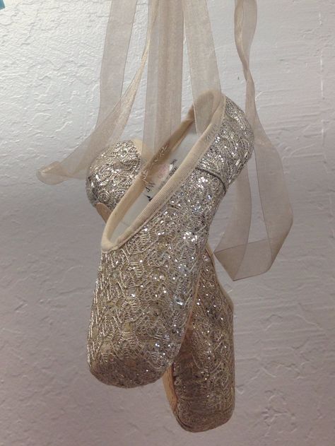 Gold pointe shoes! I want these so bad. Gold Pointe Shoes, Decorative Pointe Shoes, Old Pointe Shoes, Mermaid Pointe Shoe, Decorated Pointe Shoes, Dance Like No One Is Watching, Pointe Shoes, Pointe Ballet, Ballet Shoes