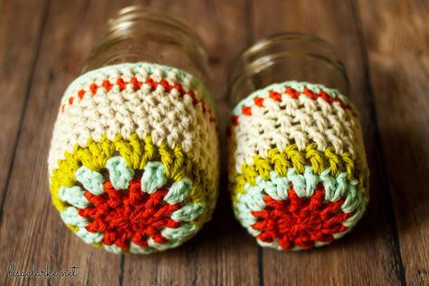 Free Pattern: Crochet Mason Jar Cozies Crochet Mason Jar, Crochet Jar Covers, Mason Jar Cozy, Free Pattern Crochet, Cozy Crochet Patterns, Crochet Cozy, Beginner Crochet Tutorial, Crochet Christmas Decorations, Crochet Kitchen