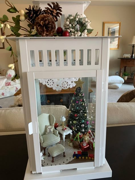 Traditional Christmas Tree Ideas, Lantern Christmas Decor, Lantern Crafts, Lantern Christmas, Christmas Shadow Boxes, Lantern Ideas, Minimalist Christmas Tree, Christmas In Heaven, Doll House Crafts