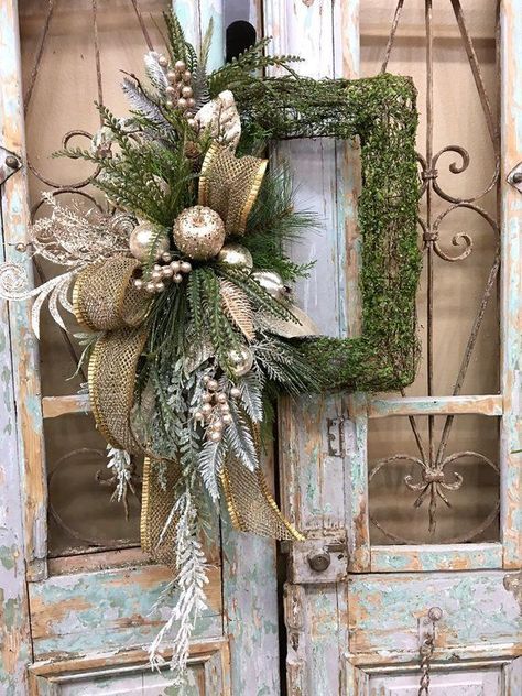 Diy Picture Frame, Jul Diy, Christmas Picture Frames, Handmade Christmas Wreaths, Winter Wreaths, Christmas Decorations Wreaths, Dollar Store Christmas, Xmas Wreaths, Christmas Swags