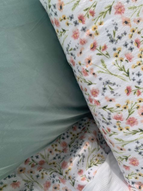 Colourful Bedsheets, Flower Sheets, Floral Bedroom, Cute Bedding, Floral Room, College Room, Bedroom Items, Cozy Room Decor, Floral Pillows