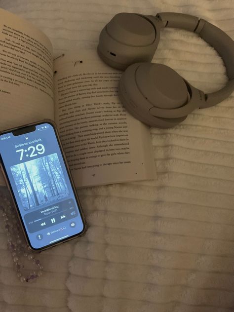 Listen To Taylor Swift, Aesthetic Listening To Music Pictures, Reading And Listening To Music Aesthetic, Listening To Taylor Swift, Listening To Taylor Swift Aesthetic, Taylor Swift Listening To Music, Taylor Swift And Books Aesthetic, Reading Books While Listening Music Aesthetic, Books With Headphones Aesthetic