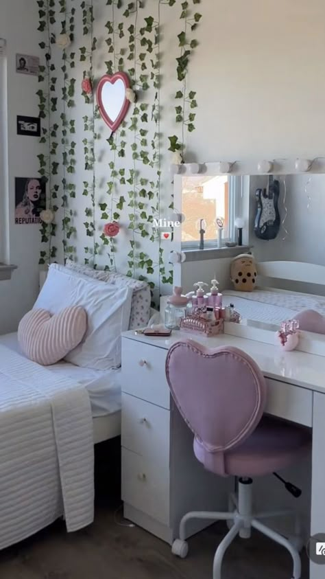 Coquette Room Aesthetic Pink Small Rooms, Coquette Room Inspo Aesthetic, Girls Preppy Bedroom, Soft Girl Room Aesthetic, Summer Room Aesthetic, Preppy Bedroom Aesthetic, Bedroom Coquette, Girly Dorm Room, Summer Bedroom