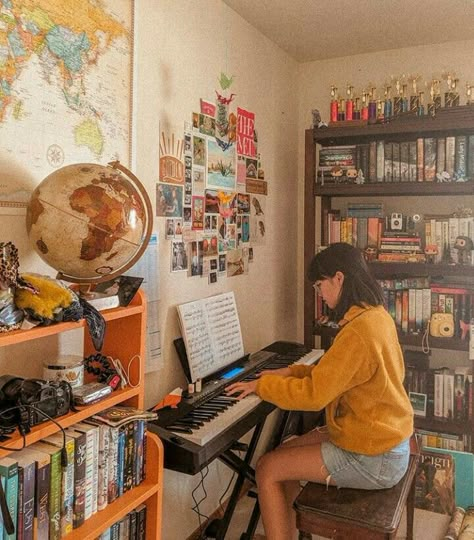 Music Corner, Wallpaper Retro, Retro Room, Room Corner, Dekorasi Kamar Tidur, Reading Music, Indie Room, Aesthetic Rooms, Pretty Room