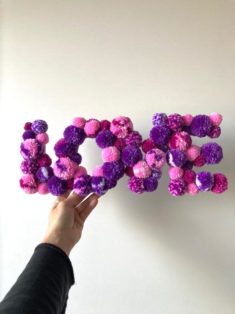 Pompom Project, Pom Pom Art, Pom Pom Letters, Pompom Decor, Wool Crafts Diy, Diy Moss, Diy Yarn Crafts, Fun Crafts To Do, Yarn Pom Pom