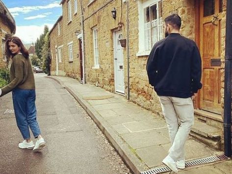 Anushka's post has left the fans in splits as she has shared a few pictures with her "fan" who happens to be none other than her husband Virat Kohli. Virat And Anushka Hd Image, Virat Kohli Wife, Anushka Sharma Virat Kohli, Anushka Sharma And Virat, Virat Kohli And Anushka, Virat And Anushka, Virat Kohli Instagram, Shikhar Dhawan, Insta Profile