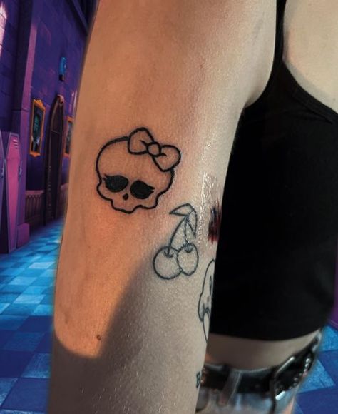 Monster High Tattoo Ideas, Melanie Martinez Tattoo Ideas, Monster High Tattoo, Moster High, Cute Tiny Tattoos, Monster High Characters, Skull Tattoos, Tiny Tattoos, Infinity Tattoo