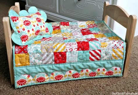 Baby Doll Bed, Doll Crib, Doll Quilts, Baby Doll Pattern, American Girl Doll Clothes Patterns, Sewing Doll Clothes, Baby Doll Accessories, Quilt Tutorial, Miniature Quilts