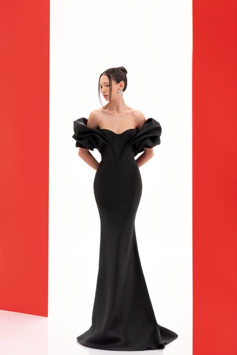 Evening dress with extravagant sleeves by @wonaconcept Red Gown Evening Glamour, Gala Gowns Elegant, Elegant Dresses Gala, Classy Gowns Elegant, Black Gown Elegant, Elegant Gala Dresses, Glam Black Dress, Gowns Bodycon, Red Carpet Dresses Elegant