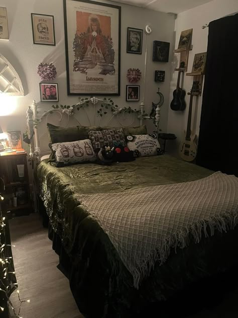 Simple Goth Bedroom, Vintage Inspired Bedroom, Dark Home Decor, Pinterest Room Decor, Dreamy Room, Dream Room Inspiration, Room Makeover Inspiration, Cute Room Decor, House Room