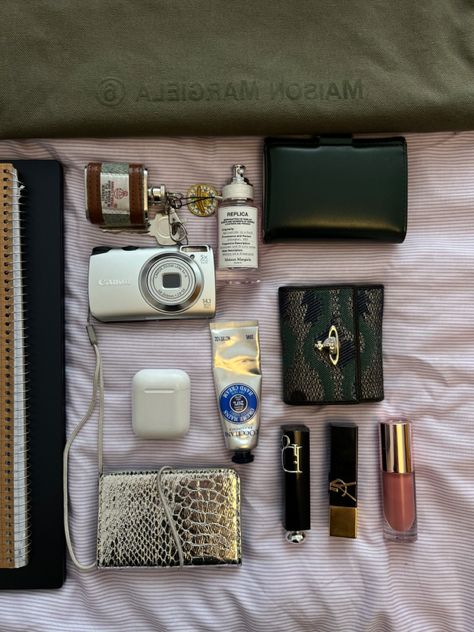 Inside My Bag, Purse Essentials, Handbag Essentials, What In My Bag, Jane Birkin, روتين العناية بالبشرة, My Bag, Inside Me, Essential Bag