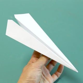 Fastest Paper Airplane, Paper Airplane Steps, Best Paper Plane, Paper Aeroplane, Make A Paper Airplane, Paper Aircraft, Paper Flower Wall Decor, Airplane Design, Paper Airplane