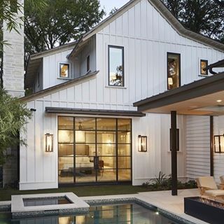 White modern farmhouse @kateabtdesign and @ewa_________ Rustic Farmhouse Exterior, Small Open Plan Kitchens, Dream House In The Woods, Lake Houses Exterior, Farmhouse Exterior Design, Small Pool Design, Modern Farmhouse Exterior, Farmhouse Exterior, Dusk To Dawn