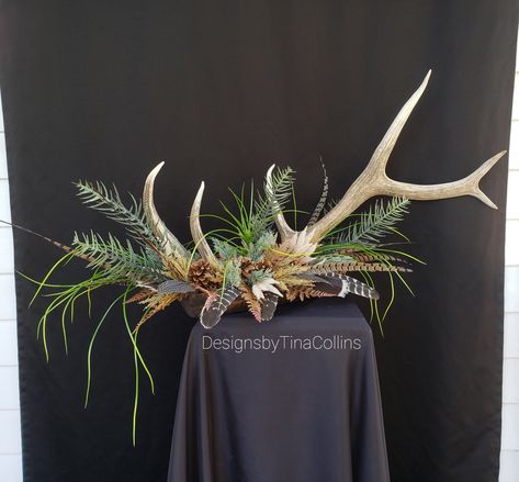 Antler Floral Arrangement, Elk Horn Decor Ideas, Centerpiece With Antlers, Elk Antler Decor, Antler Centerpiece, Fairy Wreath, Western Table, Antler Ideas, Antler Wreath