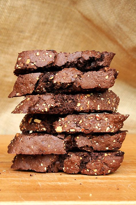 For chocolate lovers, these biscotti would be a real treat. Dipped in hot cocoa... yum. Chocolate Biscotti, David Lebovitz, Biscotti Cookies, Biscotti Recipe, Italian Cookies, Brownie Bar, Italian Desserts, Protein Snacks, Tea Cakes