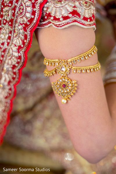 Exquisite indian bride jewelry. http://www.maharaniweddings.com/gallery/photo/83888 Armlet Gold Indian Bridal, Karnataka Jewellery, Indian Bride Jewelry, Armlet Gold, Indian Brides Jewelry, Crazy Photos, Thigh Band, Arm Bangles, Bridal Anklet