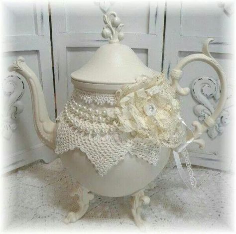 Elegant Dish Wreaths, Manualidades Shabby Chic, Shabby Chic Decorating, Estilo Shabby Chic, Shabby Chic Crafts, Shabby Chic Diy, Silver Tea, Teapots And Cups, Summer Projects