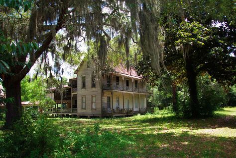 The Photographer Who is Getting Inside Abandoned Rural America | Atlas Obscura House In Florida, Abandoned Plantations, About Paris, Strange Facts, Rural America, Below Deck, Old Farm Houses, American Spirit, Old Church