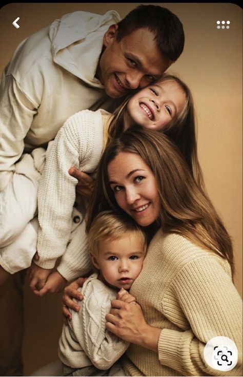 Studio Family Portraits, Family Photo Studio, Big Family Photos, Family Studio Photography, Christmas Family Photoshoot, Family Photos With Baby, Family Photoshoot Poses, Family Portrait Poses, Family Photoshoot Outfits