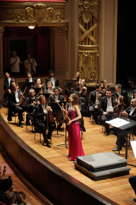 Série de concertos da Orquestra Sinfônica Brasileira no Theatro Municipal do Rio de Janeiro: //////// 22 de maio - Roberto Minczuk (regência) Arabella Steinbacher (violino)  Fotos: João Paulo de Oliveira Dreamlife Aesthetic, Violin Aesthetic, Musician Aesthetic, Concert Black, Career Vision Board, Classical Musicians, Dream Vision Board, Music Student, Dear Future