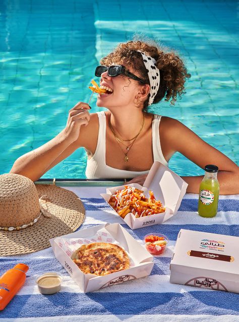 Tabali Bistro Summer Campaign on Behance Summer Burger Photography, Creative Summer Photography, Pool Food Photography, Summer Ads Advertising Campaign, Lifestyle Beach Photography, Summer Campaign Advertising, Loklik Ideas, Summer Food Photography, Summer Product Photography