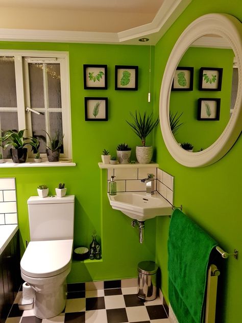 Green Theme Bathroom, Colorful Bathroom Ideas Bright, Green Home Ideas, Quirky Bathroom Ideas, Bright Green Bathroom, Bathrooms Green, Lime Green Bathrooms, Lime Green Bedrooms, Funky Bathroom