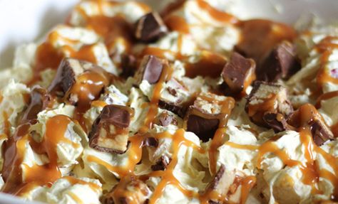 Apple Snickers Salad is a perfect fall potluck salad that everyone will be happy to eat! Crunchy tart apples and chewy Snickers candy bars are the perfec Caramel Apple Dessert, Snickers Caramel Apple Salad, Butter Finger Dessert, Caramel Apple Salad, Caramel Apple Desserts, Snicker Apple Salad, Tub Room, Snickers Salad, Tasty Salads