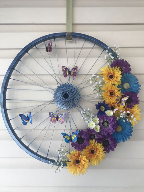 Dekoratívne Vence, Diy Frühling, Farmhouse Style Wreath, Diy Spring Wreath, Wheel Decor, Door Wreaths Diy, Small Kitchens, Bicycle Wheel, Diy Spring