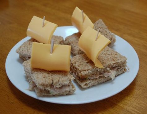 Tuna and Cheese Pirate Ships Pirate Sandwiches, Fun Kid Meals, Fun Birthday Party Ideas, Pirate Party Food, Pirate Food, Pirate Stuff, Kid Meals, Pirate Ships, Traditional Song