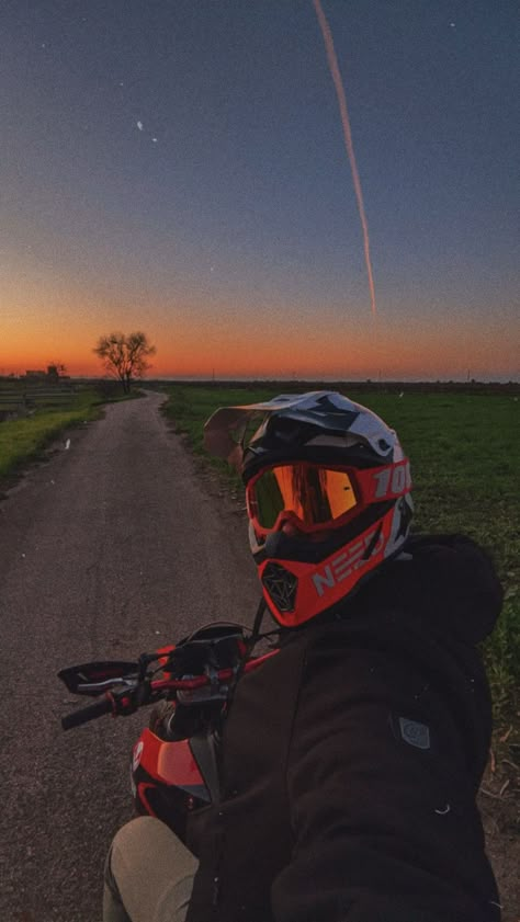 bklf aesthetic sunset foto al tramonto bellissime foto tumbrl tramonto bellissimo coppia moto ragazzi sulla moto ragazzi bellissimi ragazzi fregni storie Instagram motard supermotard aesthetic enduro Motos Suzuki, Motocross Love, Cool Dirt Bikes, Image Moto, Bike Aesthetic, Motorcycle Aesthetic, Biker Love, Pretty Bike, Bike Pic