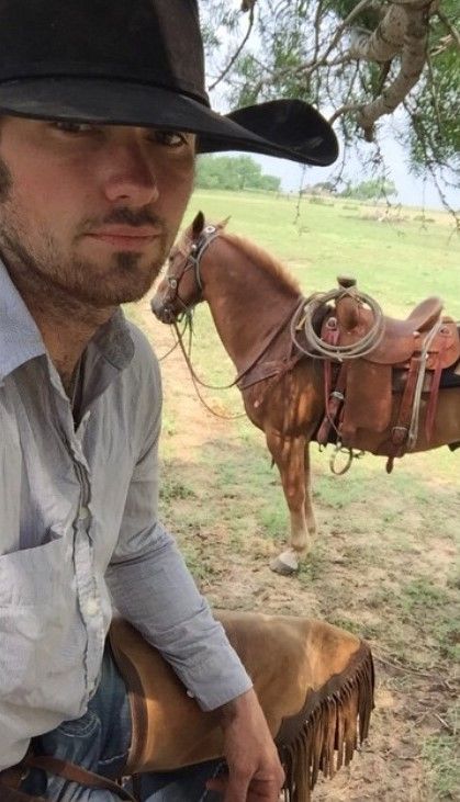 Cowboy selfie with horse Cowboy Love, Man On Horse, Star Trails, Country Boys, Cute Texts, Horse Riding, Wonders Of The World, Cowboy Hats, Cool Photos