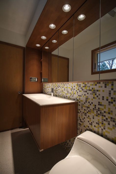 Mid Mod Bathroom, Bathroom With Wallpaper, Wallpaper Bathroom Ideas, Mid Century Bathroom Remodel, Mcm Bathroom, Wallpaper Bathroom, Mid Century Modern Bathroom, Eichler Homes, Orange Bathrooms