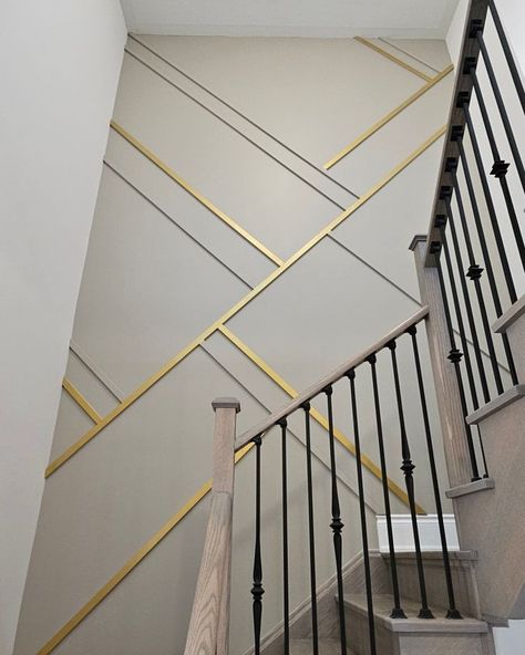 Feature Wall Ideas Staircase, Staircase Feature Wall Ideas, Feature Wall Stairs, Stairwell Accent Wall Ideas, Stair Wall Painting Ideas, Feature Wall Staircase, Staircase Feature Wall, Staircase Wall Painting Ideas, Staircase Wall Design Modern