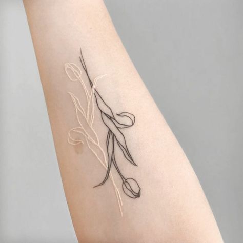 101 Amazing Tulip Tattoo Designs You Need To See! 9 Outsons Korean Tattoo Ideas, Tattoo Yourself, Matching Family Tattoos, Korean Tattoo, Tulip Tattoo, Family Tattoo Designs, Korean Tattoos, Getting A Tattoo, Tiny Tattoo