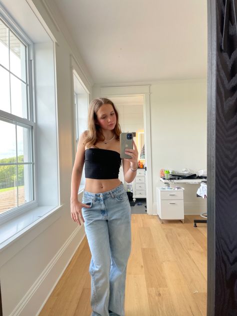 #outfits #tubetop #jeans #garage #zara #ootd #fashion Eva Birkenstock Outfit, Eva Birkenstock, Garage Jeans, Birkenstock Outfit, Jeans Outfit, Ootd Fashion, Jean Outfits, Tube Top, Birkenstock