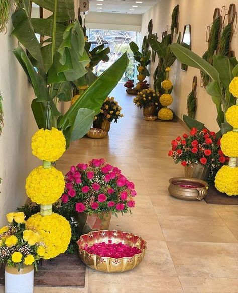 House Warming Decoration Indian Floral Decor, Banana Leaf Decor, Home Flower Decor, Haldi Decor, Entrance Decoration, Diwali Decorations At Home, Diwali Decoration Items, Wedding Entrance Decor, Housewarming Decorations