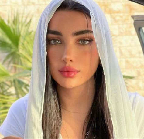 Arab Goddess, Contour For Round Face, Middle Eastern Women, Woman With Blue Eyes, Nice Lips, Bra Hacks, Battlefield 1, Arabian Beauty, Arabian Beauty Women