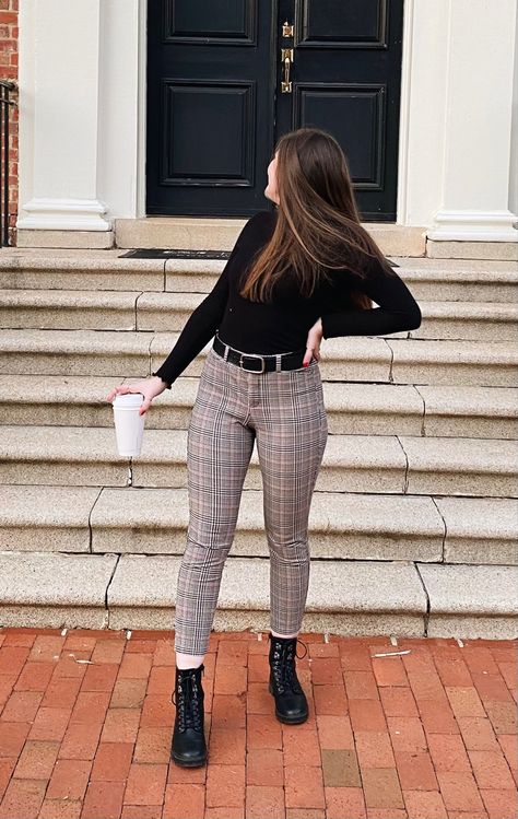 Plaid Business Pants, Fitted Plaid Pants Outfit, Business Casual Plaid Pants, White And Black Plaid Pants Outfit, Plaid Print Pants Outfit, Plaid Pants Outfit Women Work, Plaid Trousers Outfit Work, Grey Plaid Pants Outfit Work, Business Casual Outfits Plaid Pants