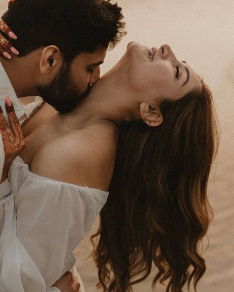 Wedding Photoshoot Ideas, Pre Wedding Photoshoot Props, Wedding Photoshoot Props, Pre Wedding Shoot Ideas, Pre Wedding Photoshoot Outdoor, Romantic Photoshoot, Indian Wedding Photography Poses, Pre Wedding Poses, Couple Picture Poses