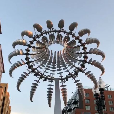 “This hypnotic kinetic sculpture “Fern Pull” or “Shidahiku” was recently created by the talented…” Kinetic Wind Art, Anthony Howe, Wind Art, Wind Sculptures, Kinetic Art, Washington Usa, Kinetic Sculpture, Outdoor Art, Wood Sculpture