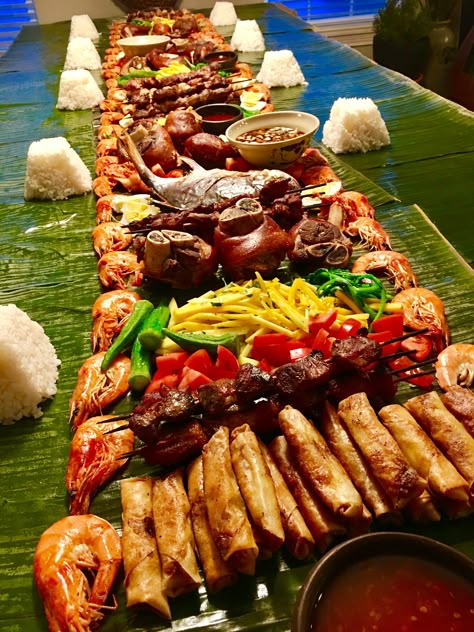 Early Thanksgiving Filipino-style boodle fight Filipino Feast Table, Pinoy Party Food Ideas, Kamayan Style Party, Filipino Birthday Party Food, Filipino Food Party Table, Filipino Thanksgiving, Kamayan Feast, Filipino Food Party, Filipino Party