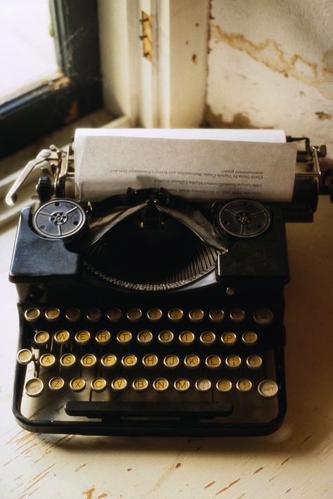 I'm on the lookout for one of these! Writing Photos, Foto Vintage, Vintage Typewriters, Black And White Aesthetic, White Picture, Black White Photos, Foto Inspiration, Black N White, Black And White Pictures