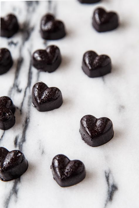 Homemade Black Licorice Hearts (My cold black heart!) Homemade Liquorice, Liquorice Recipes, Truffle Recipe Christmas, Love Sucks, Edible Crafts, Dessert For Two, Truffle Recipe, Black Licorice, Black Hearts