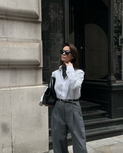 It’s giving corporate girlie but really I’m just here for all the layering tricks to stay warm 🙃 Outfit details Poloneck/turtleneck old @uniqloeurope Shirt @withnothingunderneath Trousers @cosstores Belt @dehanche__ Boots @massimodutti Bag @demellierlondon 🔗 to my outfits in my LTK Save this post to recreate later and follow @iamjessicafay for more minimal outfit ideas Button Down With Turtleneck, Turtleneck Under Button Up, Minimal Outfit Ideas, Corporate Girlie, Warm Outfit, Turtleneck Under, Outfit Dark, Academia Outfits, Minimal Outfit