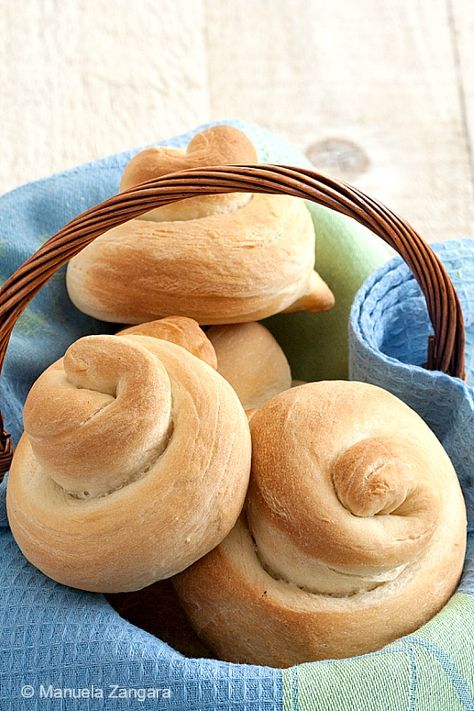 Olive Oil Snail Bread Rolls Snail Bread, Easter Breads And Rolls, Wool Roll Bread Recipe, Fancy Bread Roll Shapes, Kimmelweck-rolls Roll Recipe, Olive Oil Bread, Baking With Kids, Easy Bread, Freshly Baked