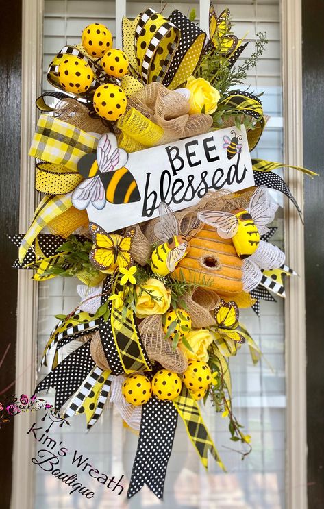 Bee Home Decor, Sunflower Burlap Wreaths, Bee Home, Floral Door Wreaths, Watermelon Decor, Honey Bee Decor, Diy Spring Wreath, Bee Wreath, Door Wreaths Diy