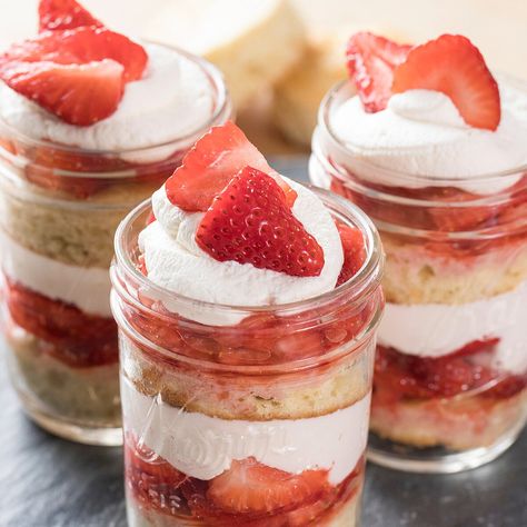 RU290458 Individual Strawberry Shortcake, Cake Parfait, Picnic Desserts, Strawberry Parfait, Mason Jar Desserts, Dessert Shots, Strawberry Dessert Recipes, Strawberry Dessert, Parfait Recipes