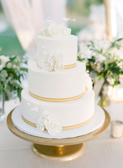 Type Of Pretty, Traditional Scottish Wedding, White And Gold Wedding Cake, Wedding In Colorado, Wedding Cake Pictures, Wedding Cake Flavors, Plane Ticket, Bridal Tea, Gorgeous Wedding Cake